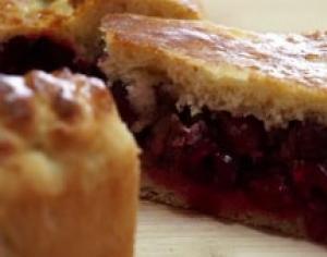 Рецепт: Вишневый пирог из слоеного теста Вкусный вишневый пирог из слоеного теста